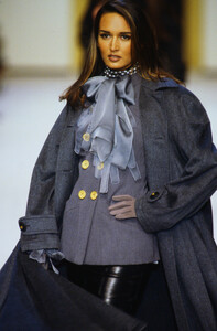 770735221_chanel-fw-1992(8).thumb.jpg.8b6a5f5f47160463dcaa75d5bd777b14.jpg