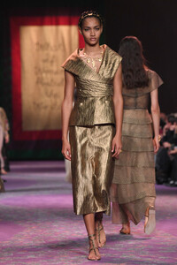 771465964_DiorRunwayParisFashionWeekHauteCoutureWbpwHsDFjZ0x.thumb.jpg.7a38b6eb504f1429635a7e8596752d34.jpg
