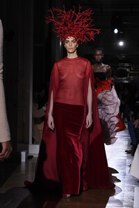 775909583_ValentinoRunwayParisFashionWeekHauteFgSA6cyMXcCx.thumb.jpg.c429532a32dca545ee7d691091d5fedc.jpg