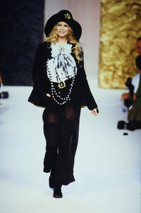 778355259_chanel-hc-fw-1992(3).thumb.jpg.755fe6a5d45016e5519bfb37e4d19277.jpg