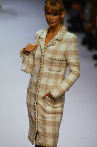 779821028_chanel-hc-fw-1995(3).thumb.jpg.7f07daa0d7e51a4280177bfc2e7e3a94.jpg