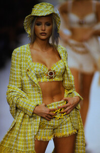 783569167_chanel-ss-1994(4).thumb.jpg.e8aeef6cc69c3be5e23cee95e482e0a0.jpg