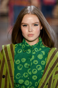 787676288_Studio189RunwaySeptember2019NewYorkgBRwxKw6Irgx.thumb.jpg.893e3d27bd62dd4d44cd313fbeb57113.jpg