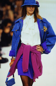796159349_chanel-fw-1991(4).thumb.jpg.bb4bb9b8940ea2d5e30f30c9aa7267e3.jpg
