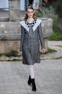 80769703_ChanelRunwayParisFashionWeekHauteCouture52vbE4V7duVx.thumb.jpg.d7ee18725fe1d3420097e59fa02c6153.jpg