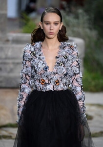 820483269_ChanelRunwayParisFashionWeekHauteCouturenCDt8kM9-O1x.thumb.jpg.f16f139c94e3dde46c5c21071f84f92e.jpg