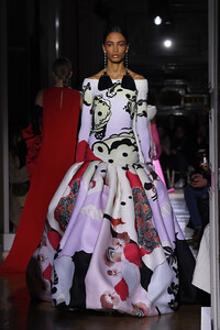 829191990_ValentinoRunwayParisFashionWeekHauteKTYkSeKISy-x.thumb.jpg.eec3a6b5aae896c350abd8034ed677a6.jpg