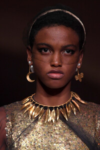 835300296_DiorRunwayParisFashionWeekHauteCouturekP8sJ025yYIx.thumb.jpg.b02f7c598053103ff4a1b2d5330420ce.jpg