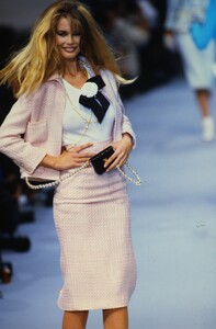 83693360_chanel-ss-1992(3).thumb.jpg.86f0dccacc75baada061197fae83172c.jpg