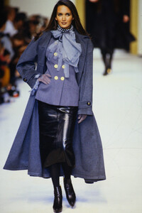 840387582_chanel-fw-1992(4).thumb.jpg.51593ff7172c726f6f5d909df62c359f.jpg