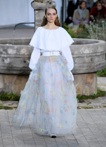 849397768_ChanelRunwayParisFashionWeekHauteCouturehX9m0nHkrMfx.thumb.jpg.1b5c43c477caea661260b2a71c9fd7e6.jpg