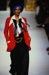 866900804_chanel-hc-fw-1992(6).thumb.jpg.eaf05a72d7527246469b0b8f0b0f637c.jpg