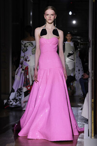881883070_ValentinoRunwayParisFashionWeekHaute5ZvgvztON9vx.thumb.jpg.8becefa0b955344d2a23fdeb290c2acf.jpg