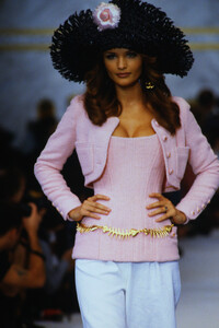 8828642_chanel-ss-1993(1).thumb.jpg.8b43f79f593ea09c4d481263696a1544.jpg