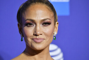 Jennifer+Lopez+31st+Annual+Palm+Springs+International+4r5PqWyhd3Tx.jpg