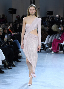 901644196_AlexandreVauthierRunwayParisFashionWeeklpQp3WljxEGx.thumb.jpg.7aa5c55300f3adc87a5ba3850c28675f.jpg