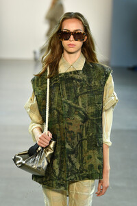 906987623_DamoWangRunwaySeptember2019NewYorkFashionEwj_SINNLl1x.thumb.jpg.55903781026ca8432dcf4a49895e4dd1.jpg