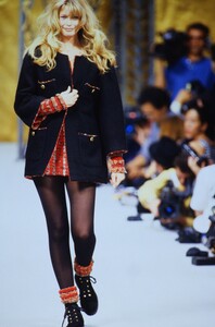 907363370_chanel-hc-fw-1993(17).thumb.jpg.9783292a3f974ab5de7339d9e575e39c.jpg