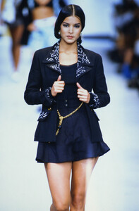 911106947_chanel-ss-1993(2).thumb.jpg.17701727e328e9373bd661e1cc27776d.jpg