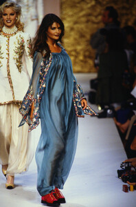 911259894_chanel-hc-fw-1992(9).thumb.jpg.c321a2c99768b8bc2e936caecc0809ba.jpg