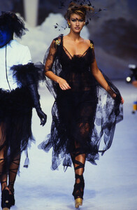 919023295_chanel-hc-ss-1992(10).thumb.jpg.b100f9046127260cfdb0636e6833bac6.jpg