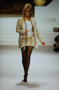 9262808_chanel-hc-ss-1994(6).thumb.jpg.b5a3de51abb718957d848302696e6973.jpg