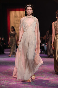93376841_DiorRunwayParisFashionWeekHauteCoutureIJs-3-Lzj8dx.thumb.jpg.e2b6e03ef2f30e868628914f8827ef04.jpg