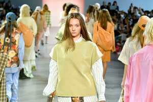 936688916_DamoWangRunwaySeptember2019NewYorkFashionyy34lBKK195l.thumb.jpg.eac8dac8fe61e7de8ed55740a84ddd13.jpg