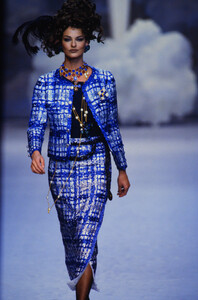 939491180_chanel-hc-ss-1992(21).thumb.jpg.4e789098acfb7c60733df87fd953a653.jpg