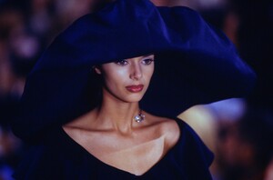 940645034_donna-karan-ss-1993(4).thumb.jpg.f1ebfd08c50021d147fd79b14e499416.jpg