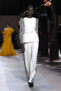 941265493_GivenchyRunwayParisFashionWeekHauteCouturedf_mSRHCMHlx.thumb.jpg.04d0b6a78f92fea3586664a3974b5d28.jpg