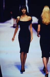 942775860_herve-leger-fw-1997(5).thumb.jpg.e65f9503a0a96de8a84eb18354c9e8e5.jpg