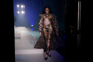 Winnie+Harlow+Jean+Paul+Gaultier+Backstage+rcc4Ycgp-Yex.jpg