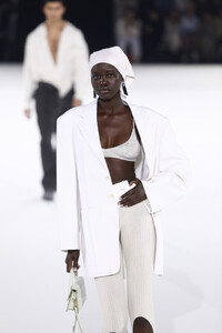 962234882_JacquemusRunwayParisFashionWeekMenswear5c_C1vC7XbHx.thumb.jpg.22e352128eea82ef379ba375df460ae9.jpg