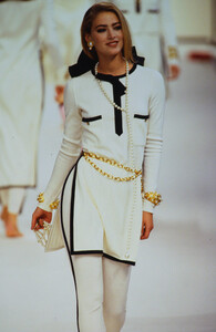 981108519_chanel-fw-1991(5).thumb.jpg.884ed1aa927f7468ee23366ef90726ea.jpg