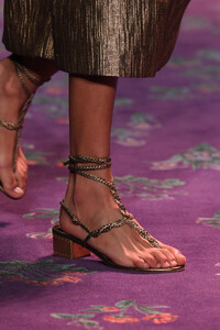 992091273_DiorRunwayParisFashionWeekHauteCoutureEuNetgLD1BYx.thumb.jpg.896e4e1605d2d4c84340a0ca2dd57a2c.jpg