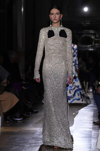 992491083_ValentinoRunwayParisFashionWeekHautePzZxseHgJsqx.thumb.jpg.c3e3adde30e04eda80a65ba2b5a8f1ae.jpg