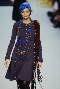 992871383_chanel-hc-fw-1992(4).thumb.jpg.c2ac8c78b82491e1f3e6da9f1562021c.jpg