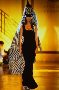 994351277_versace-hc-1993(8).thumb.jpg.96a4d3978f760182c9081805d2f25a06.jpg