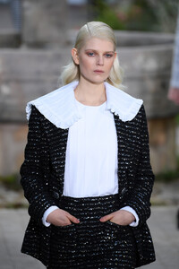 996357710_ChanelRunwayParisFashionWeekHauteCoutureR1g1DLUGCogx.thumb.jpg.36c9d5d3923f7f411e293ef54dbd8264.jpg