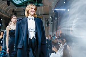 Alexandre-Vauthier-Haute-Couture-SS20-Paris-20067-1579626480.thumb.jpg.5190c285d7a40af2eeddb0811eb53372.jpg