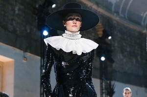 Alexandre-Vauthier-Haute-Couture-SS20-Paris-9917-1579626500.thumb.jpg.b3be3e58da379c9aa58fb24594e7eacd.jpg