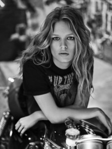 Anna-Ewers-Colcci-Fall-Winter-2017-Campaign_5.jpg