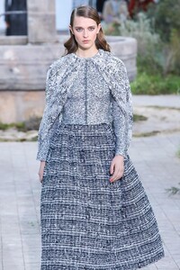 Chanel-Haute-Couture-SS20-Paris-2165-1579602092.thumb.jpg.4d2170ceaff4f6e5d79ce12b255c3ef8.jpg