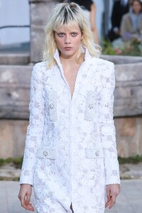 Chanel-Haute-Couture-SS20-Paris-2276-1579602210.thumb.jpg.daa3538f5fe32827b5989e5de4da90ff.jpg