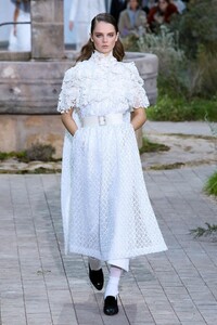 Chanel-Haute-Couture-SS20-Paris-2377-1579602322.thumb.jpg.fee4caa59807416a37c44a964c11e32e.jpg