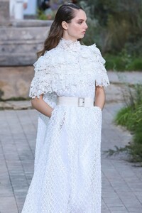 Chanel-Haute-Couture-SS20-Paris-2378-1579602324.thumb.jpg.5b3f001385b93cbc623327902e7c4734.jpg