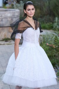 Chanel-Haute-Couture-SS20-Paris-2410-1579602355.thumb.jpg.9d75d954edc0626f0af0ee433b6daef3.jpg