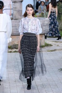 Chanel-Haute-Couture-SS20-Paris-2553-1579602501.thumb.jpg.0afbc515ae5a1a4e0ea1a5458e2f3174.jpg