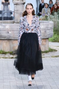 Chanel-Haute-Couture-SS20-Paris-2581-1579602527.thumb.jpg.26c01b00f4041f670fc4f0418ec2d3eb.jpg